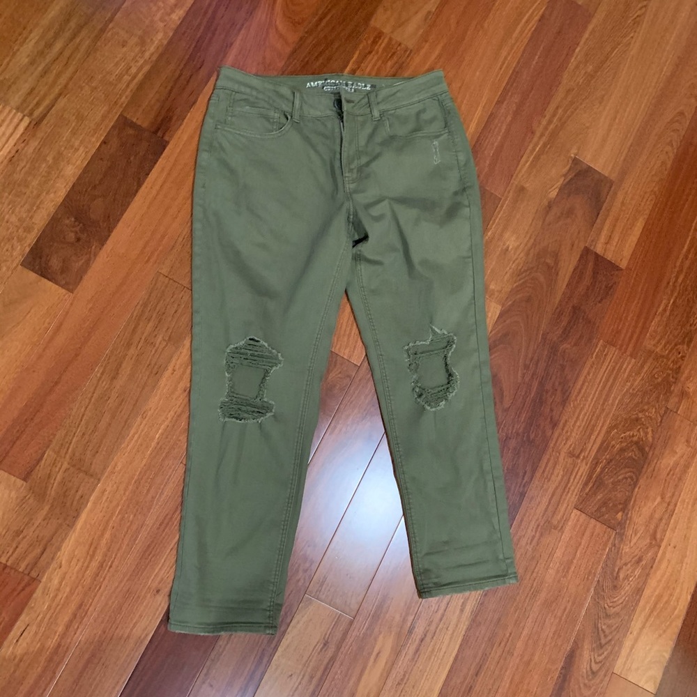 NWOT AMERICAN EAGLE DISTRESSED CAPRIS